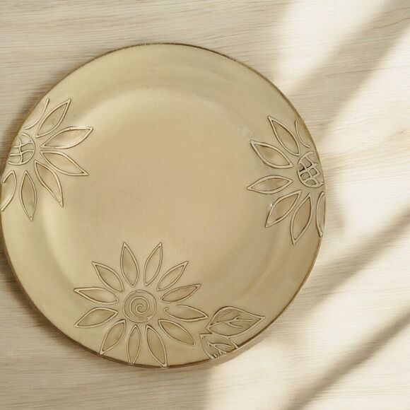Pfaltzgraff Daisy Chain Deep Dish Dinner Plate 11" Cream Embossed Set Of 2 - Picture 2 of 8